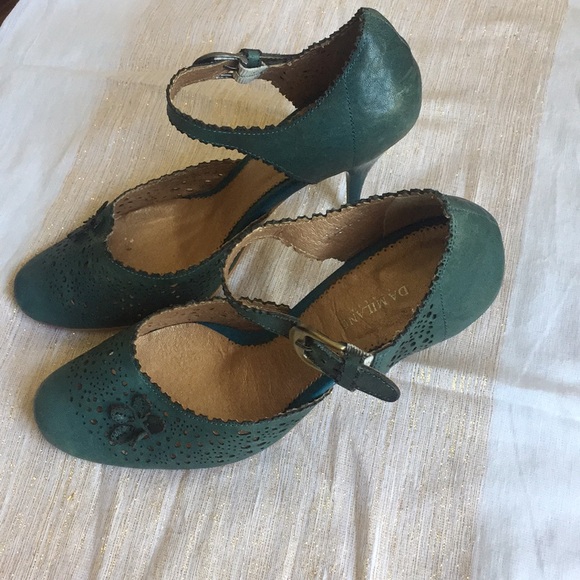 Da Milano Mary Janes w/ beautiful details - Picture 3 of 6